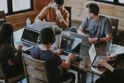 Étudiants en collaboration